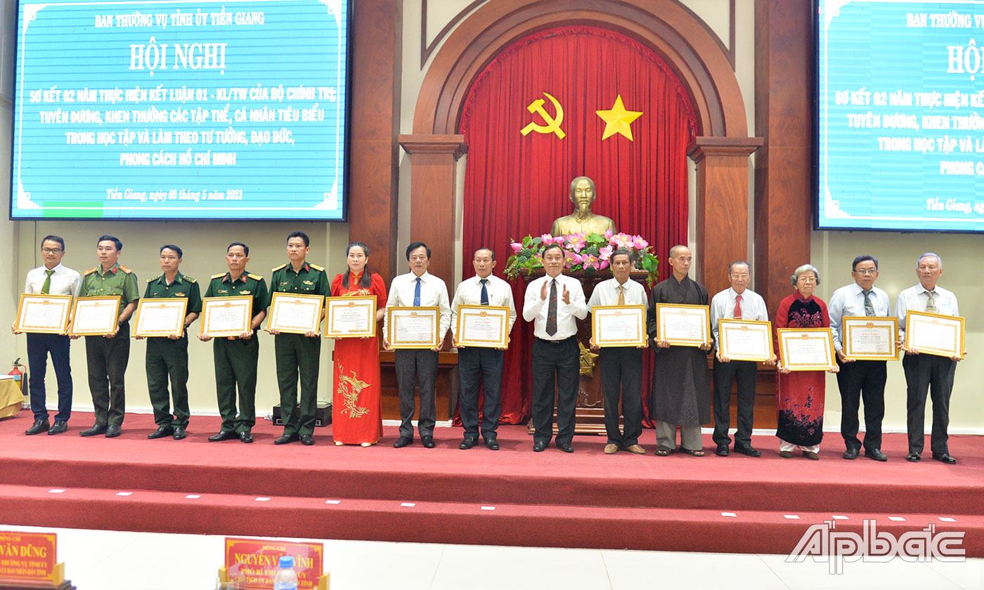 Đồng chí Nguyễn Văn Vĩnh trao Bằng khen cho các cá nhân có thành tích tiêu biểu trong 2 năm thực hiện Kết luận 01 của Bộ Chính trị.