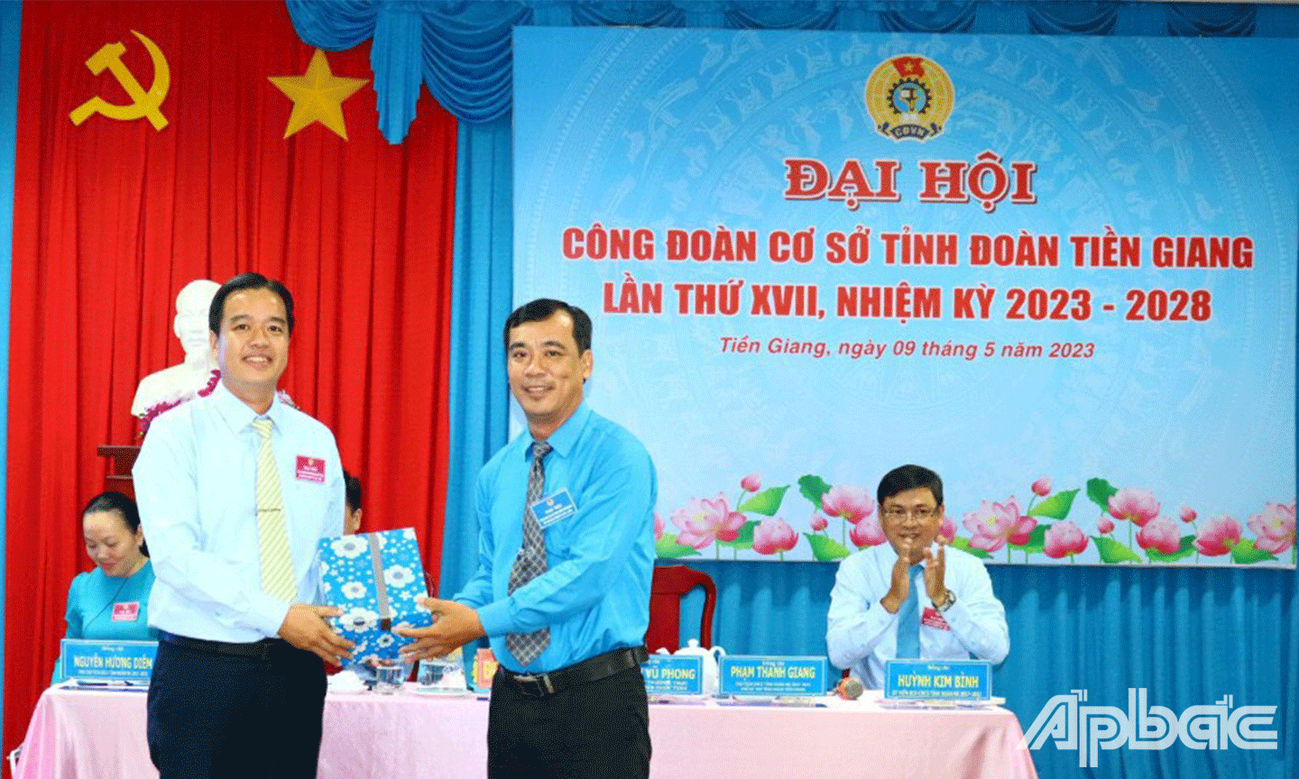 Đồng chí Ngô Lâm Vũ Phong, Phó Chủ tịch Thường trực Công đoàn Viên chức tỉnh tặng quà chúc mừng Đại hội