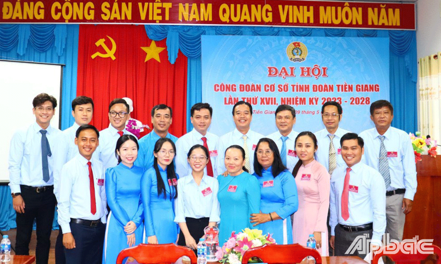 Công đoàn viên Tỉnh đoàn Tiền Giang cùng đại biểu chụp ảnh lưu niệm 