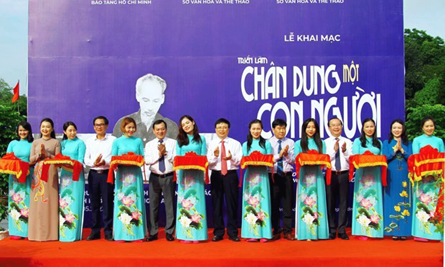 The ribbon cutting ceremony for the opening of the exhibition. (Photo: hanoimoi.com.vn).