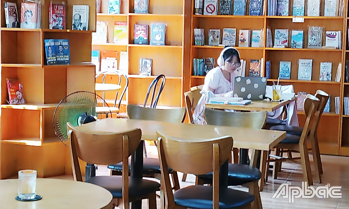 Không gian cà phê sách tại Đại Việt Book Store & Coffee, TP. Mỹ Tho.