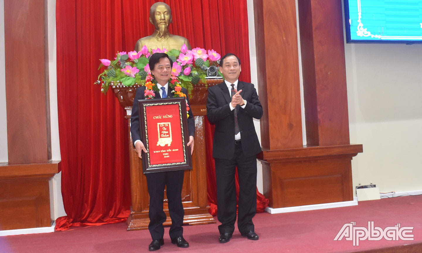  Chủ tịch UBND tỉnh Nguyễn Văn Vĩnh trao tặng khánh vàng vinh danh GS.TS.BS. Tạ Văn Trầm (ngày 18-5-2022).