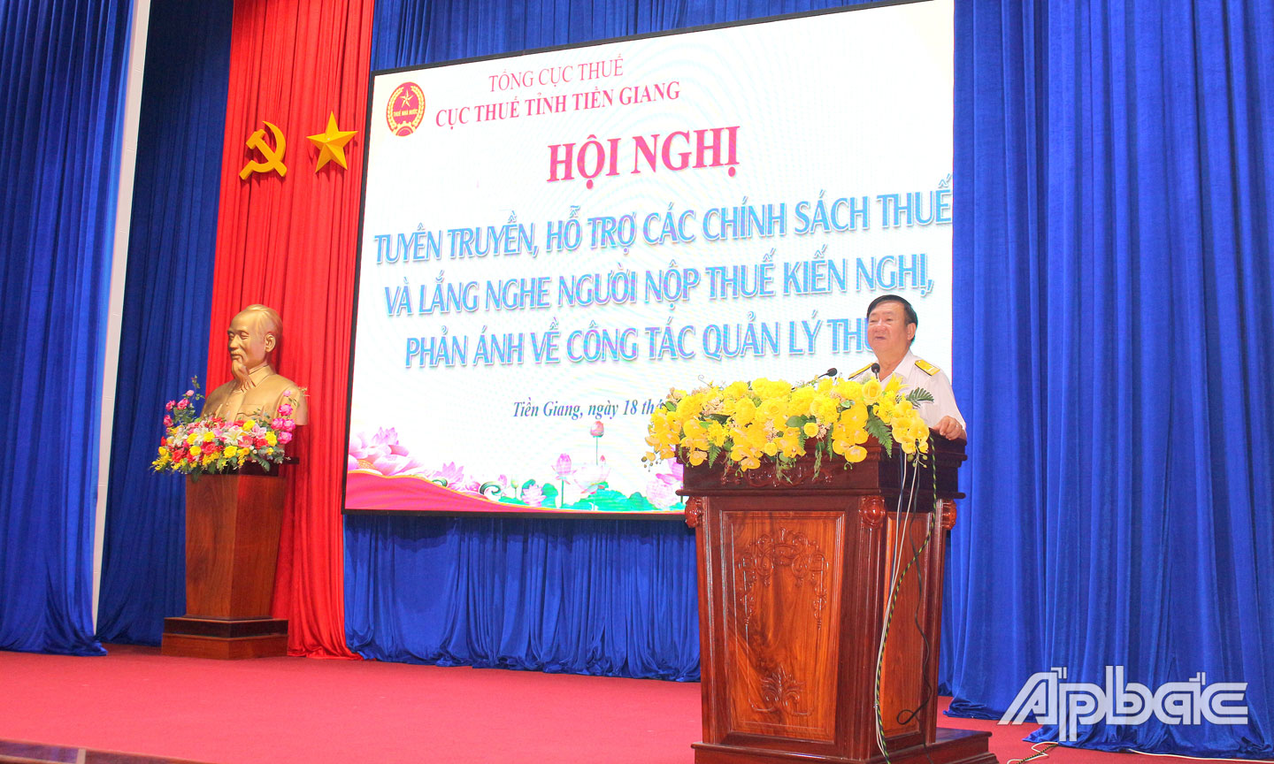 Phó cục Trưởng Cục Thuế tỉnh Tiền Giang Nguyễn Quốc Sơn giải đáp vướng mắc cho người nộp thuế.