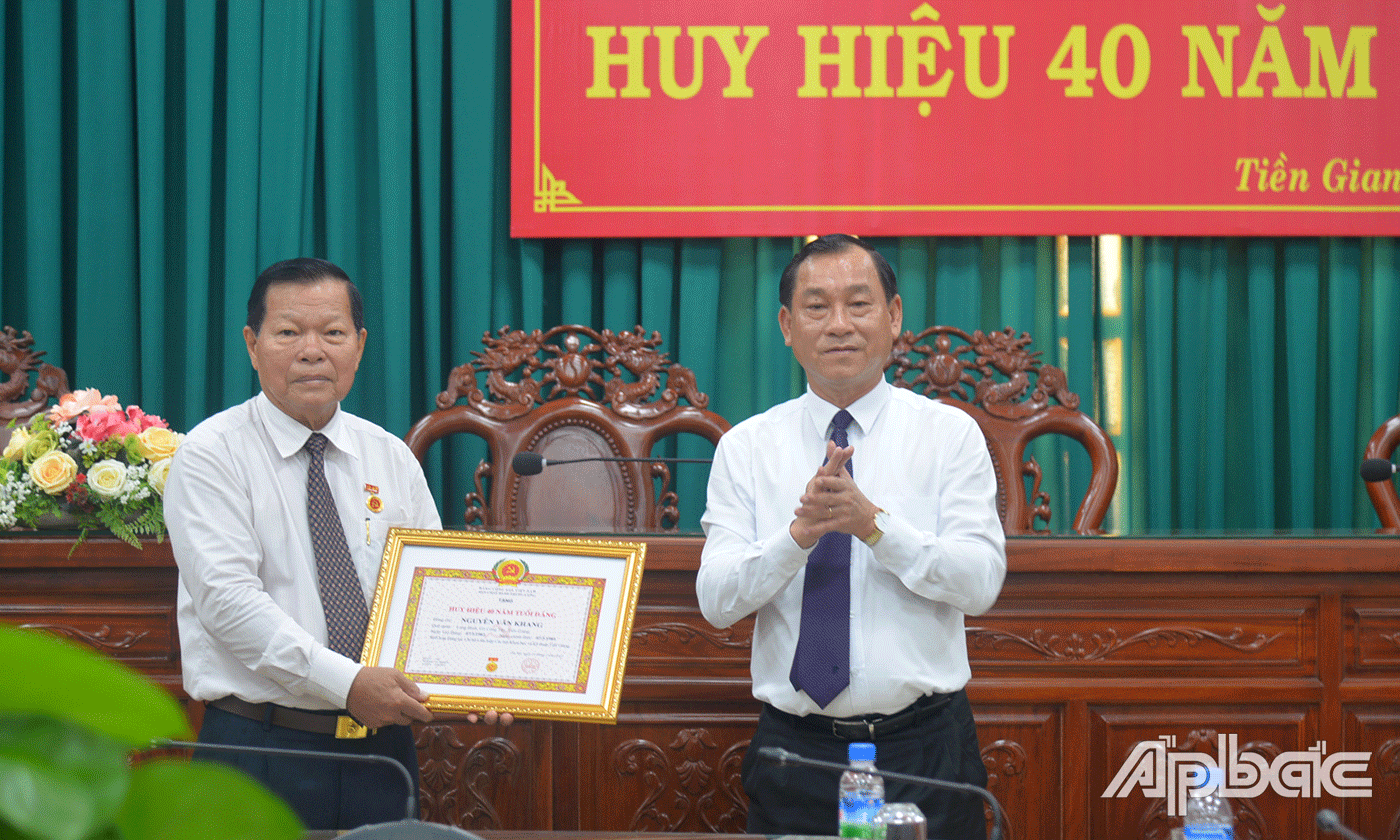 Đồng chí Nguyễn Văn Vĩnh trao Huy hiệu 40 năm tuổi Đảng cho đồng chí Nguyễn Văn Khang.