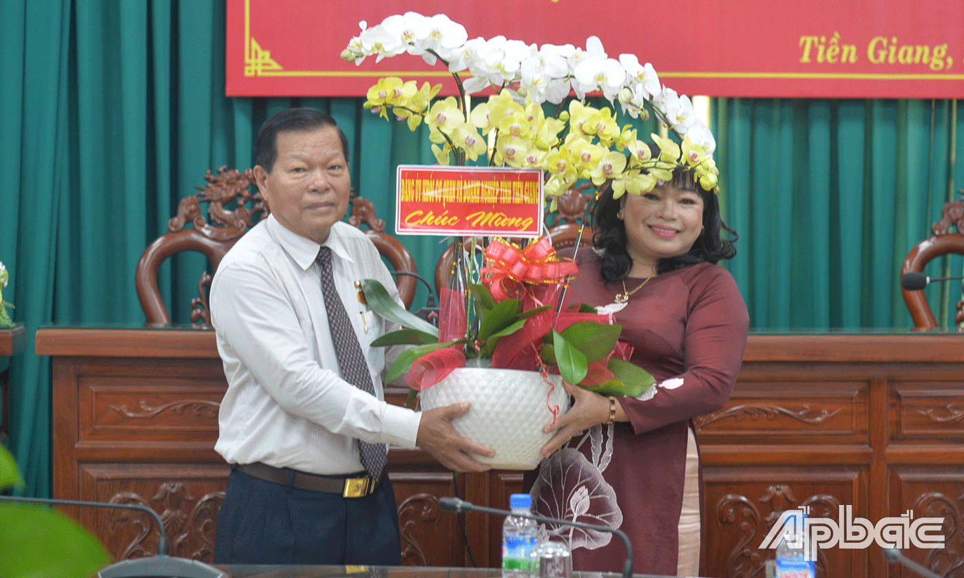 Tặng hoa chúc mừng đồng chí Nguyễn Văn Khang.