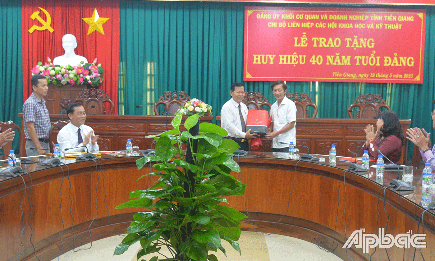 Tặng quà chúc mừng đồng chí Nguyễn Văn Khang.