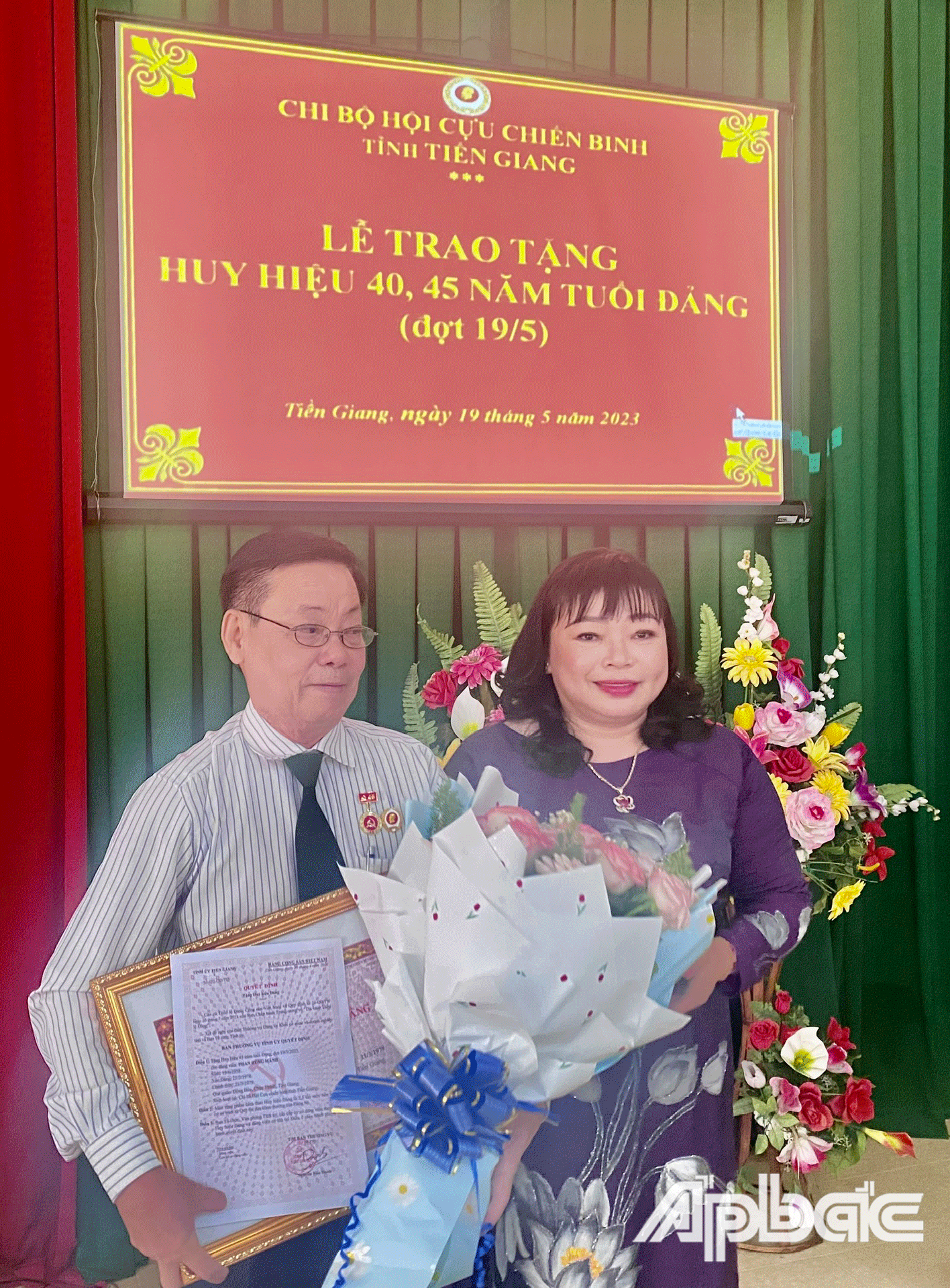 Bí thư Đảng uỷ khối CQ&DN tỉnh trao quyét định và tặng hoa ( Phan Hùng Mãnh bìa trái);