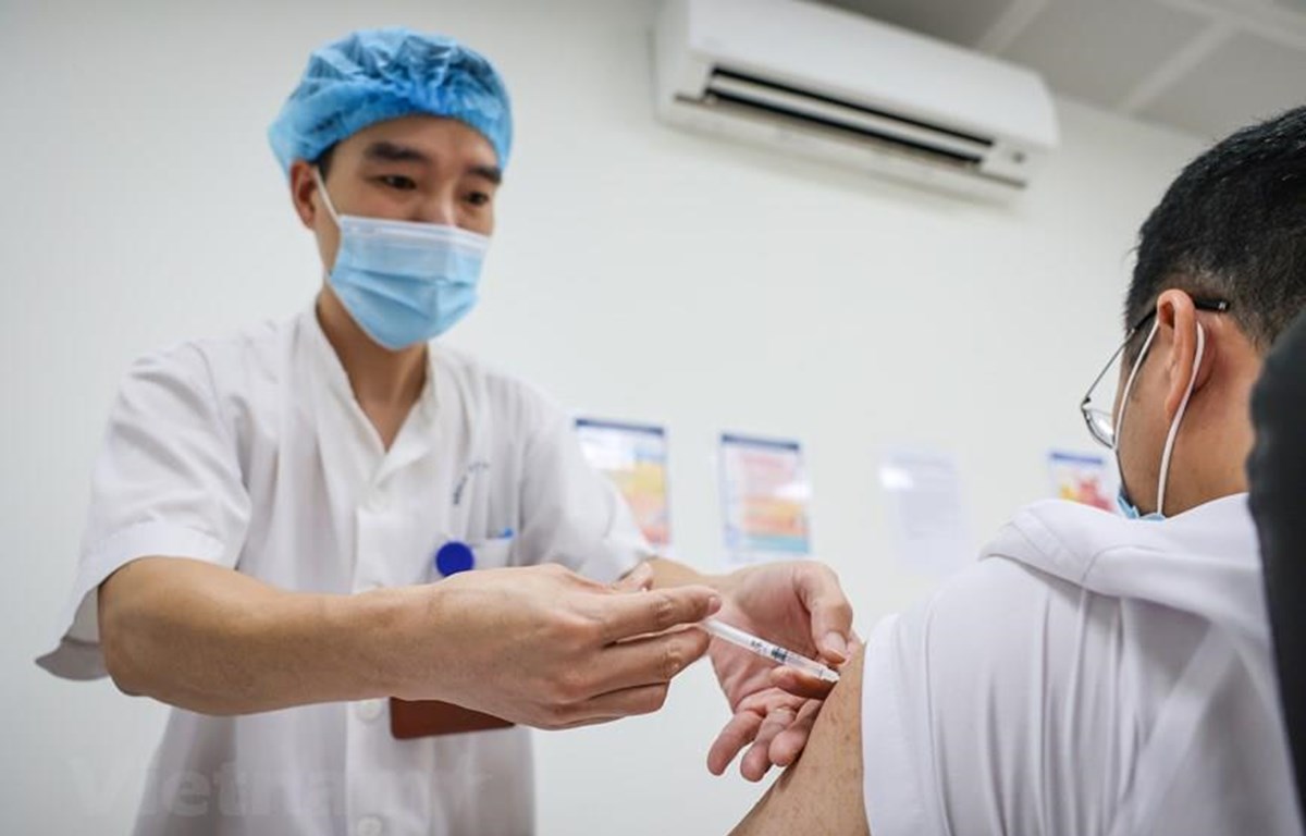 Nhân viên y tế Bệnh viện Hữu nghị Việt Xô tiêm vaccine phòng COVID-19 cho người dân. (Ảnh: Minh Sơn/Vietnam+)