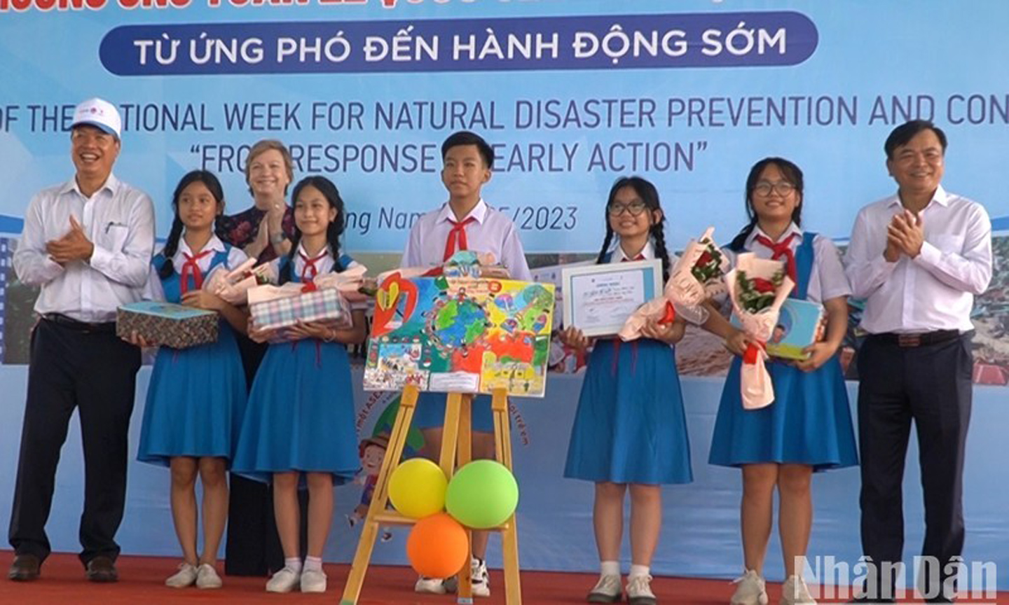 Delegates present awards to winners of a painting contest on disaster prevention.