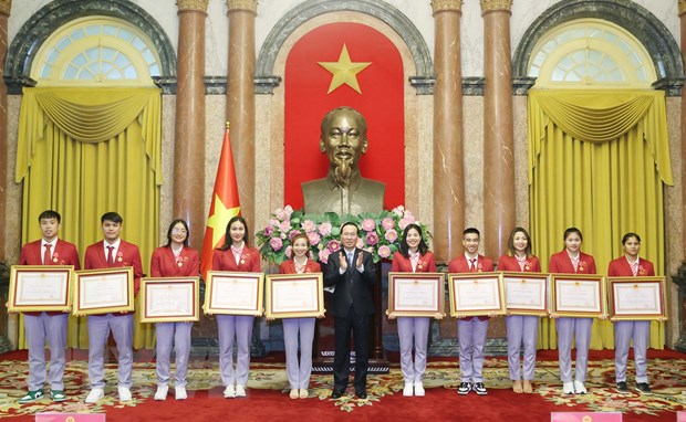 Chủ tịch nước Võ Văn Thưởng trao tặng Huân chương Lao động hạng Nhì và hạng Ba cho các vận động viên tham dự SEAGames 32. (Ảnh: Thống Nhất/TTXVN)