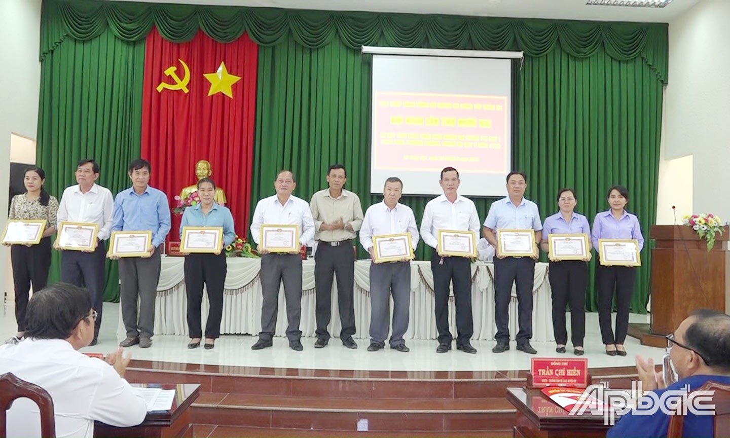 Đại diện lãnh đạo Đảng bộ xã Đồng Thạnh (thứ 3 từ trái sang) nhận Giấy khen của Ban Thường vụ Huyện ủy Gò Công Tây khen thưởng các tổ chức cơ sở Đảng tiêu biểu năm 2022.
