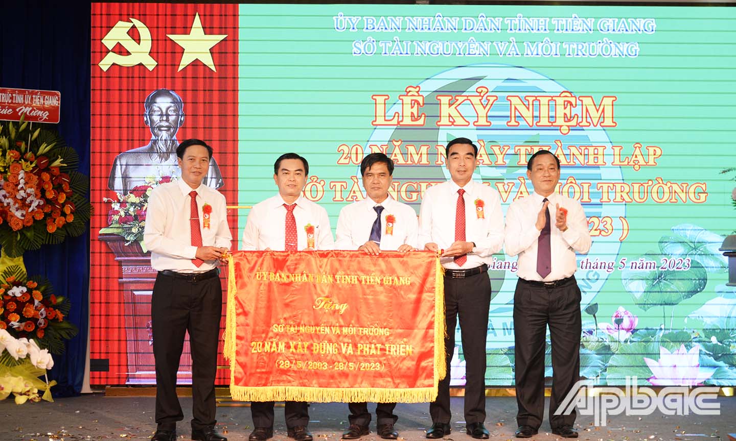 Đồng chí Nguyễn Văn Vĩnh, Chủ tịch UBND tỉnh trao bức trướng cho Sở TN&MT.