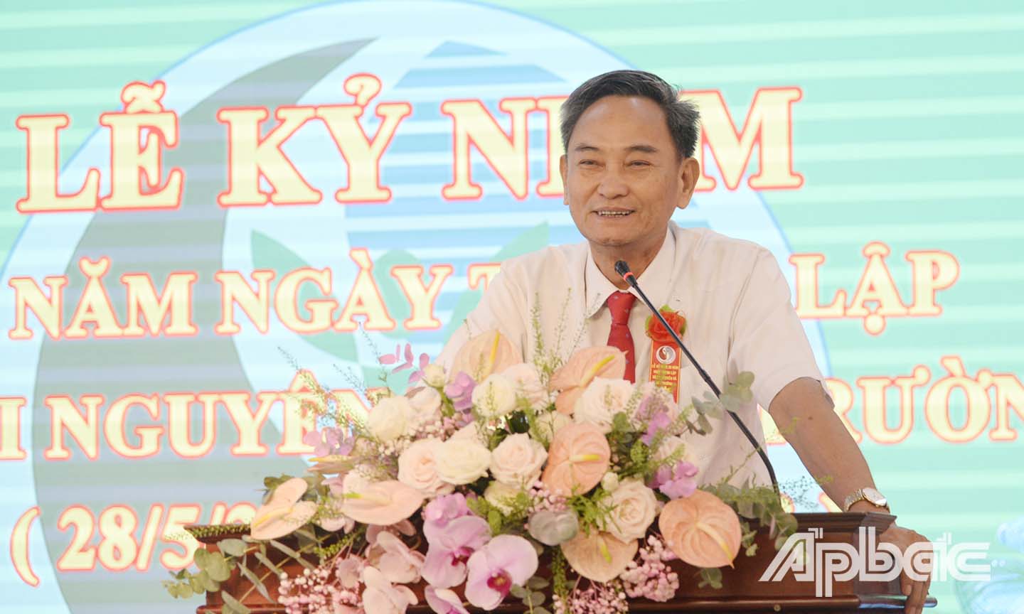 Đồng chí Nguyễn Hữu Chí phát biểu tại buổi họp mặt.