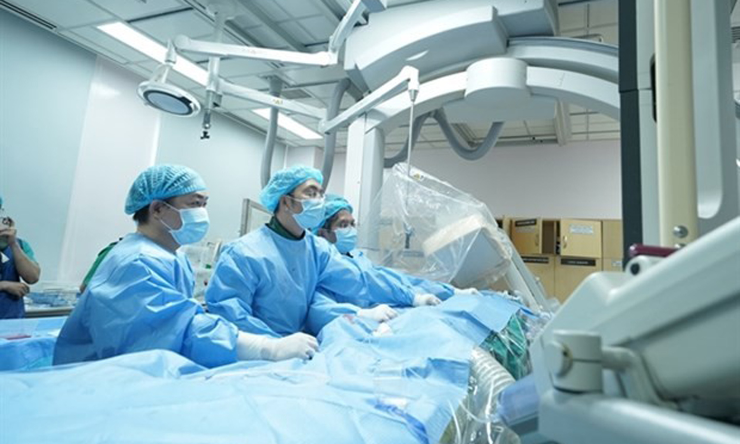 Doctors at the University Medical Centre in HCM City perform transcatheter pulmonary valve replacement on a patient with repaired tetralogy of Fallot. (Photo courtesy of the hospital).