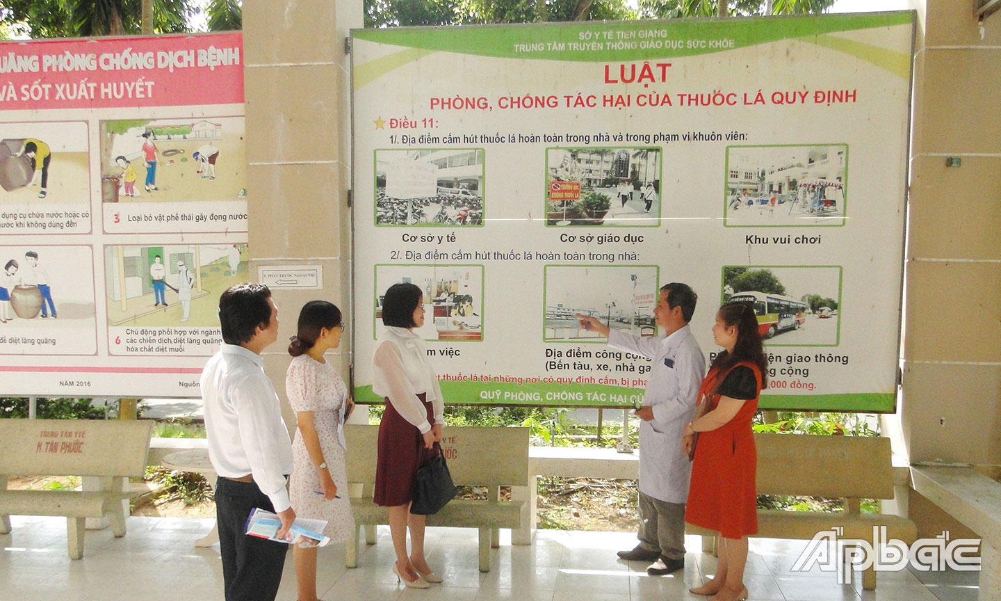 Trung tâm Kiểm soát bệnh tật Tiền Giang, giám sát cơ sở y tế thực hiện môi trường không khói thuốc lá tại TTYT huyện Tân Phước.