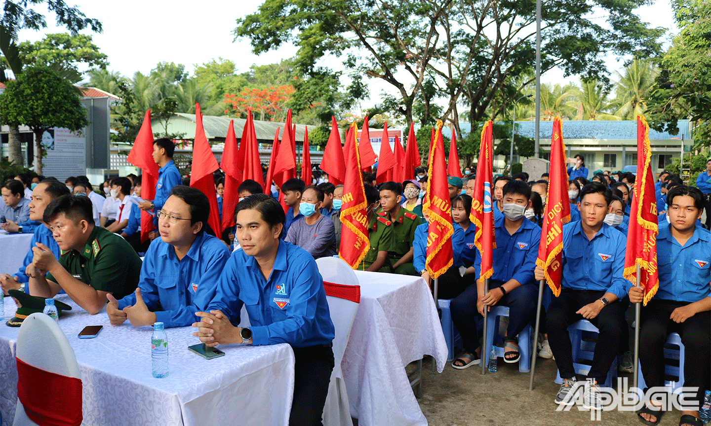 Đại biểu cùng đoàn viên, thanh niên tham dự lễ ra quân Chiến dịch Thanh niên tình nguyện hè năm 2023