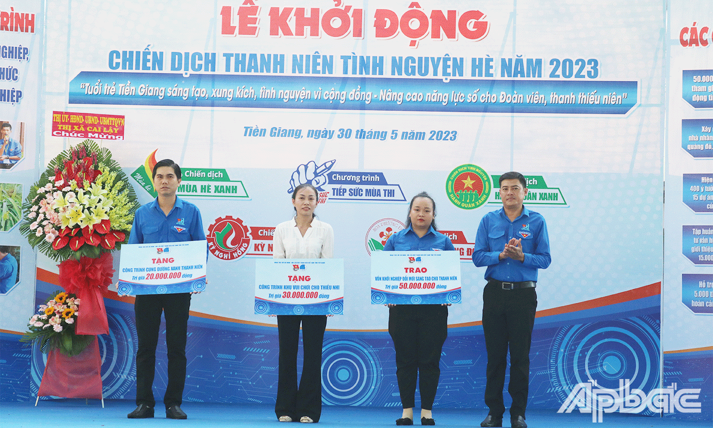 Đồng chí Nguyễn Quang Minh trao tặng 1 khu vui chơi thiếu nhi, 2 tuyến đường “Cung đường xanh” đến địa phương.