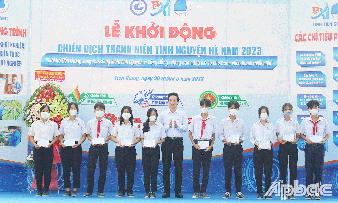 Đồng chí Nguyễn Thành Diệu trao tặng học bổng cho học sinh khó khăn của trường THCS Thái Thị Kim Hồng (xã Long Khánh, TX. Cai Lậy); 