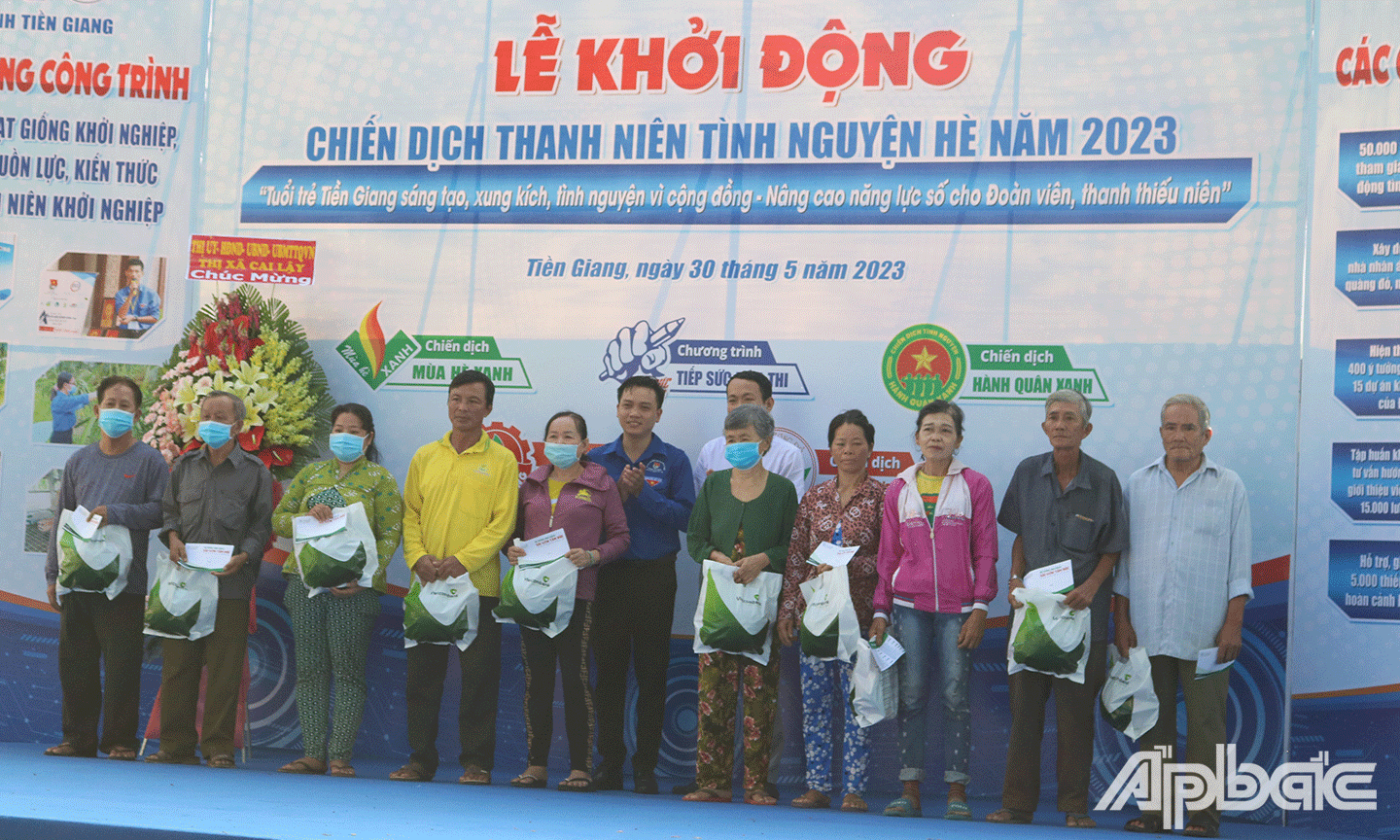 Tỉnh Đoàn Tiền Giang trao tặng quà cho các hộ dân khó khăn trên địa bàn
