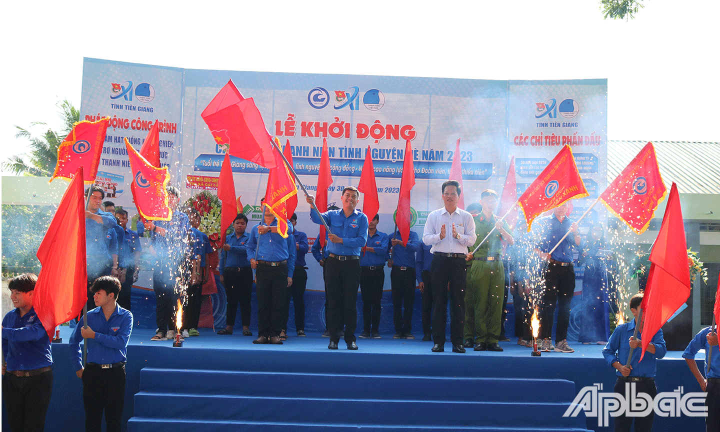 Đồng chí Nguyễn Thành Diệu trao cờ ra quân Chiến dịch Thanh niên tình nguyện Hè năm 2023 cho đoàn viên, thanh niên. 