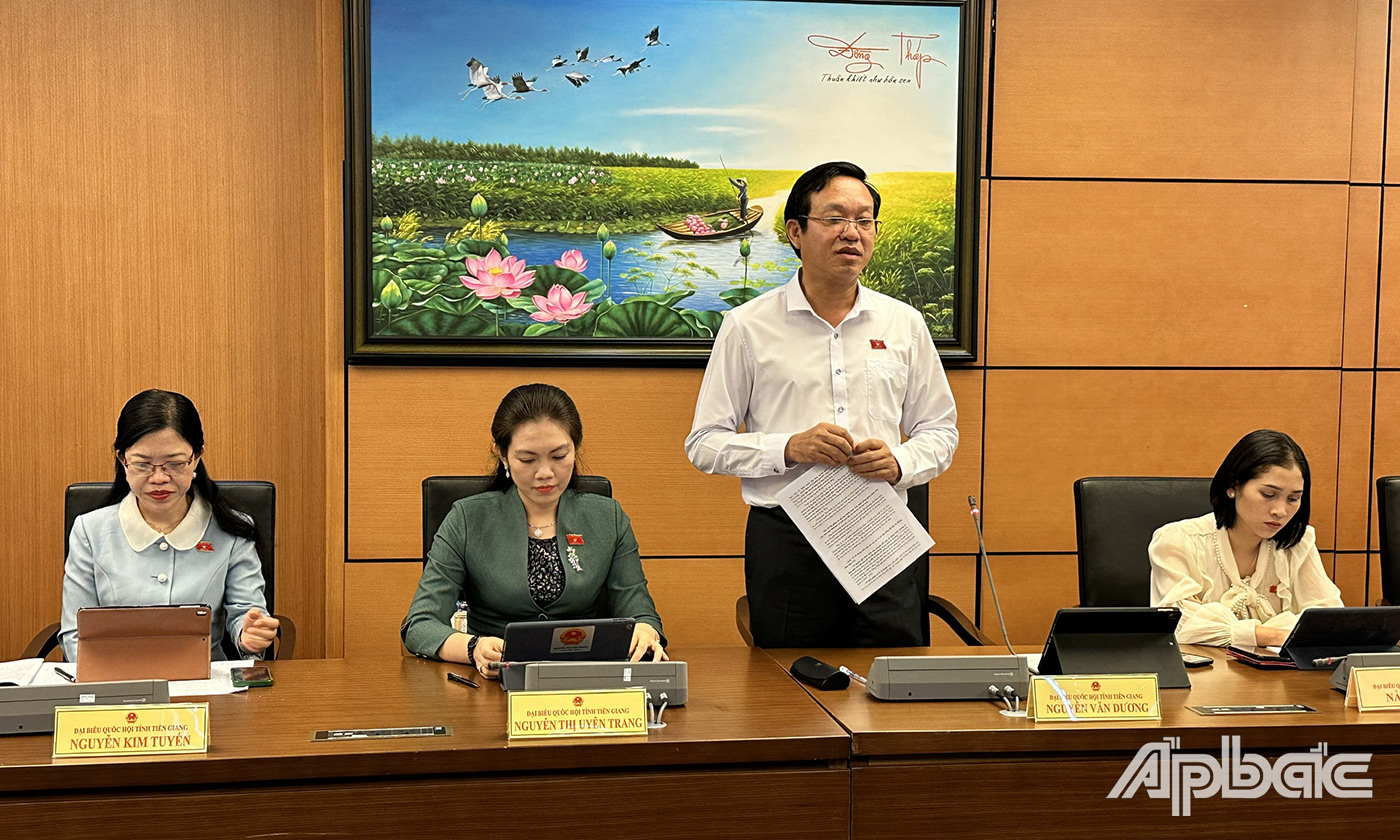 Đại biểu Nguyễn Văn Dương phát biểu tại buổi thảo luận tổ