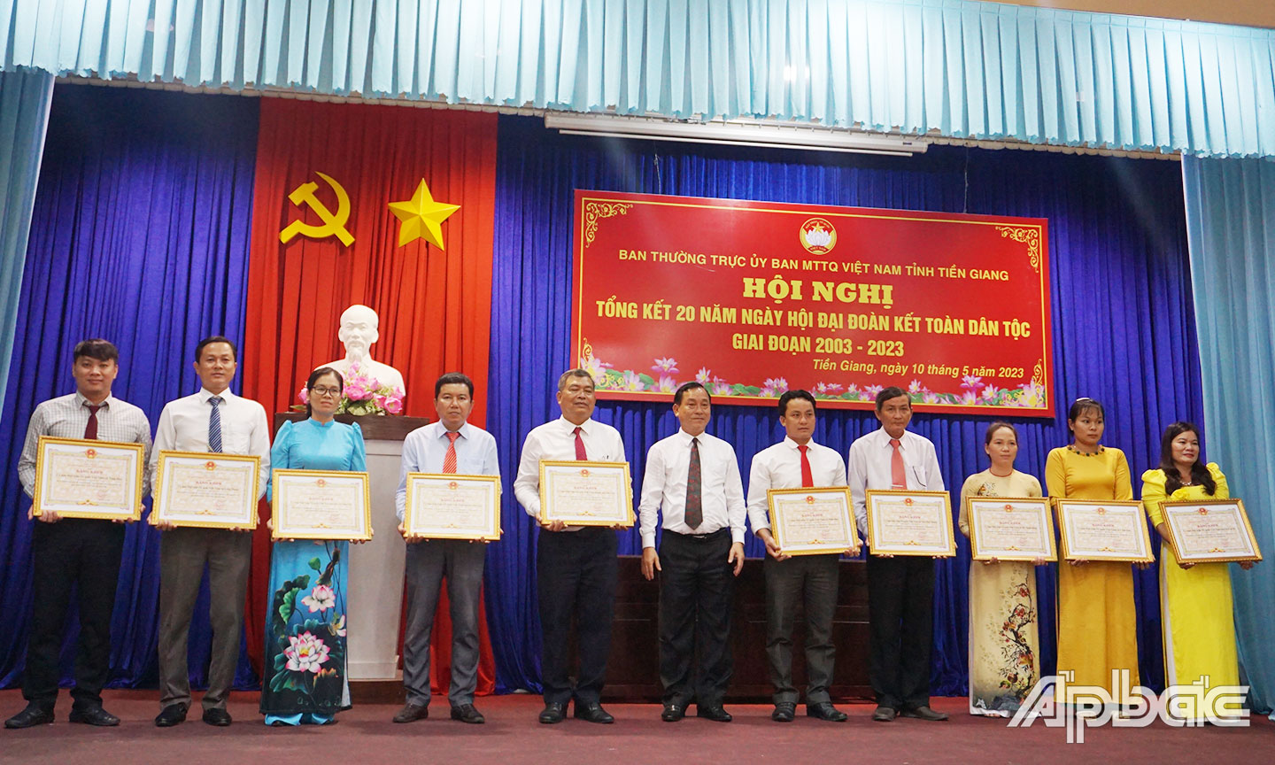 Chủ tịch UBND tỉnh Nguyễn Văn Vĩnh trao Bằng khen cho các tập thể, cá nhân có thành tích xuất sắc trong tổ chức Ngày hội Đại đoàn kết toàn dân tộc  giai đoạn 2003 - 2023. 	Ảnh: NGỌC AN