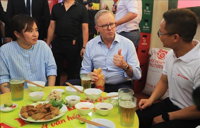 Thủ tướng Australia Anthony Albanese uống bia hơi, ăn bánh mì truyền thống Hà Nội