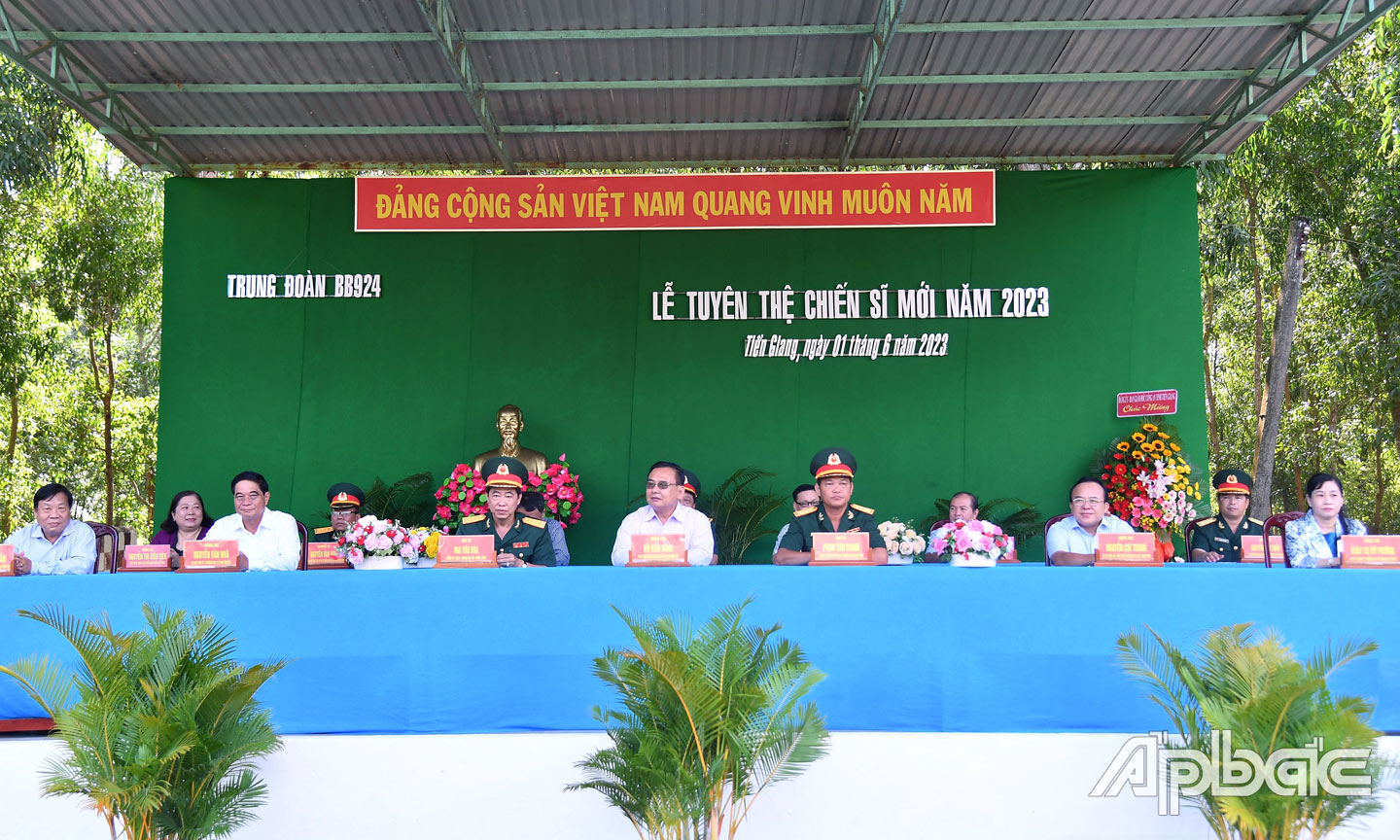 Đoàn Chủ tịch tham dự Lễ Tuyên thệ chiến sĩ mới năm 2023.