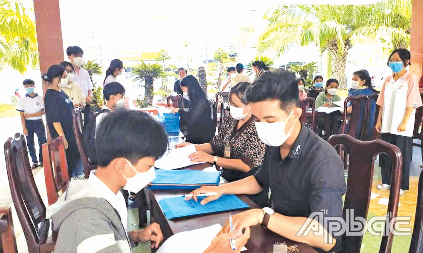 TS nộp hồ sơ dự thi tuyển sinh lớp 10 tại Trường THPT Chợ Gạo, huyện Chợ Gạo.
