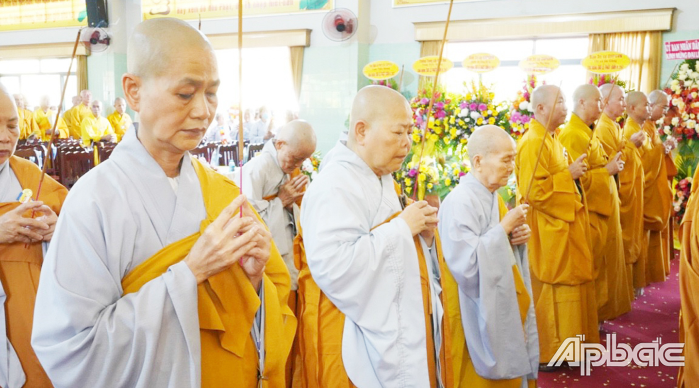 Lãnh đạo đảng, chính quyền và tăng, ni, phật tử thực hiện nghi thức Phật Đản truyền thống