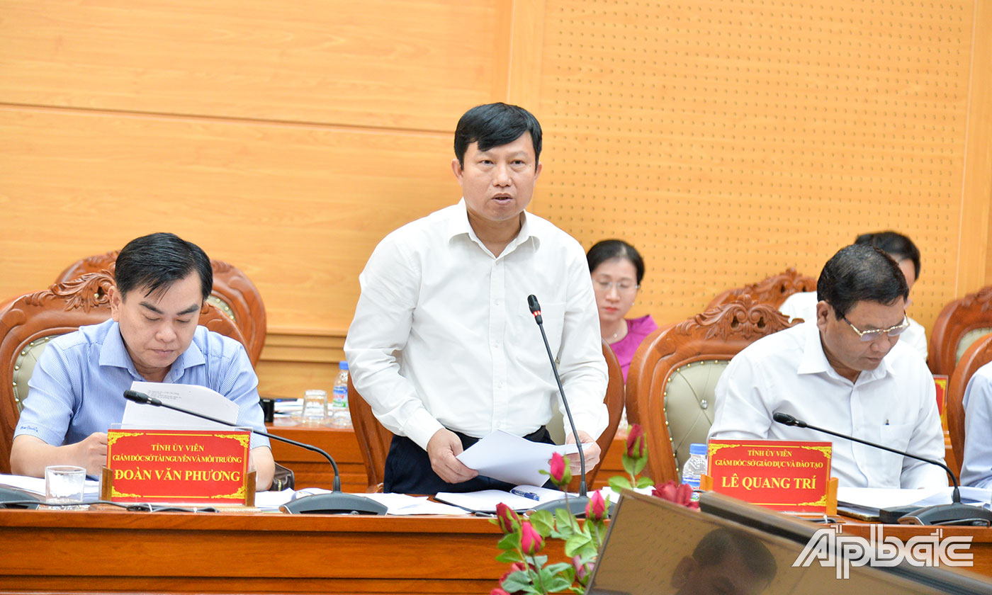 Giám đốc Sở Giáo dục và Đào tạo Lê Quang Trí trình bày dự thảo Nghị quyết quy định về mức thu học phí đối với cơ sở giáo dục mầm non và giáo dục phổ thông công lập trên địa bàn tỉnh Tiền Giang, năm học 2023 - 2024.