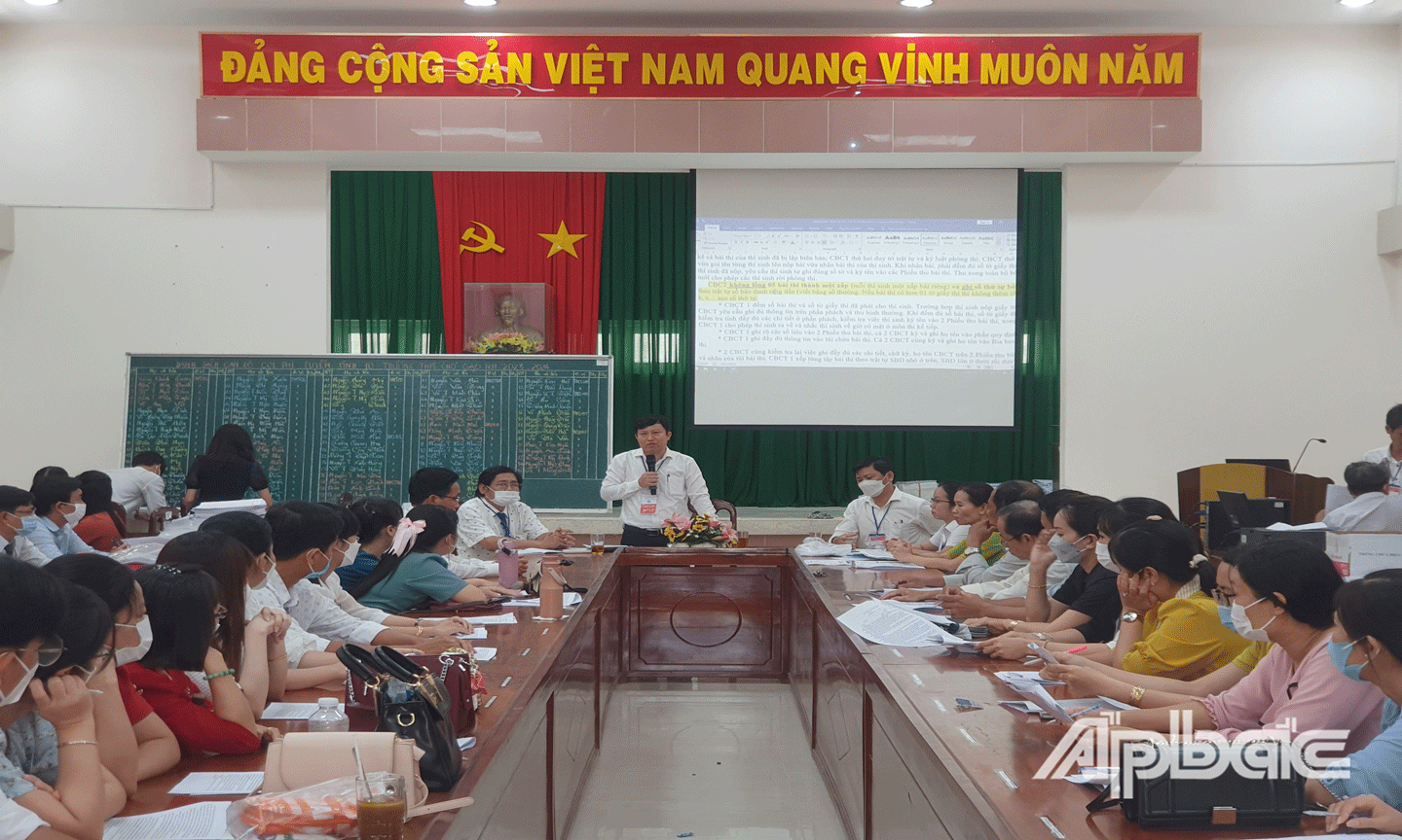 Tiến sĩ Lê Quang Trí động viên cán bộ, giáo viên làm nhiệm vụ. 