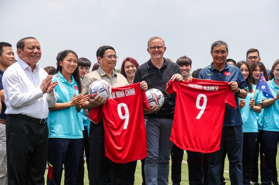 Đội tuyển nữ Việt Nam tặng hai Thủ tướng bóng và áo thi đấu.