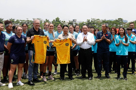 Đội tuyển nữ U20 Australia tặng hai Thủ tướng áo thi đấu.