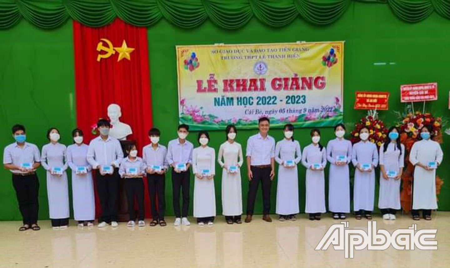 Tặng quà cho học sinh có hoàn cảnh khó khăn của Trường THPT Lê Thanh Hiền.