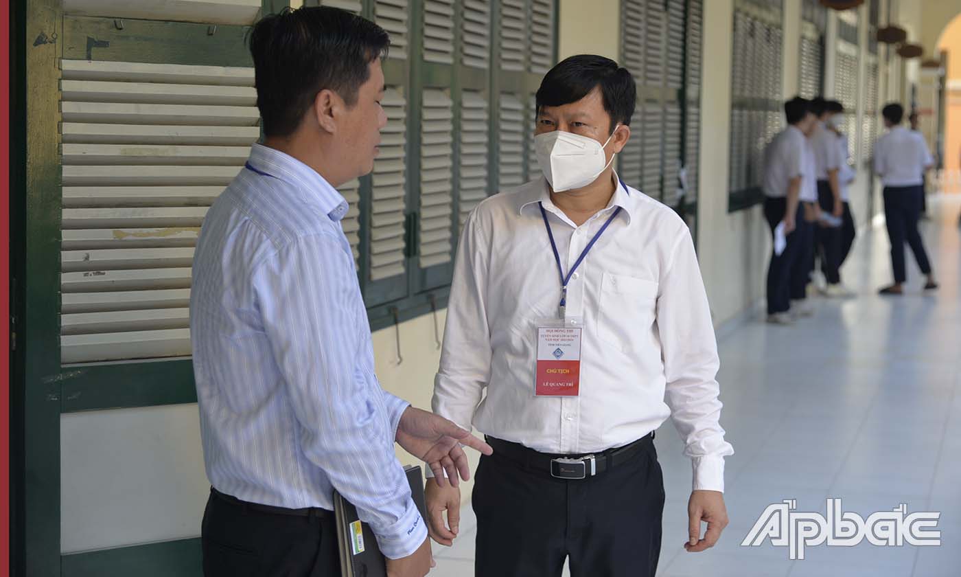 Tiến sĩ Lê Quang Trí (bên phải), Giám đốc Sở GD&ĐT kiểm tra công tác tổ chức thi tại Trường THPT Nguyễn Đình Chiểu, TP. Mỹ Tho.