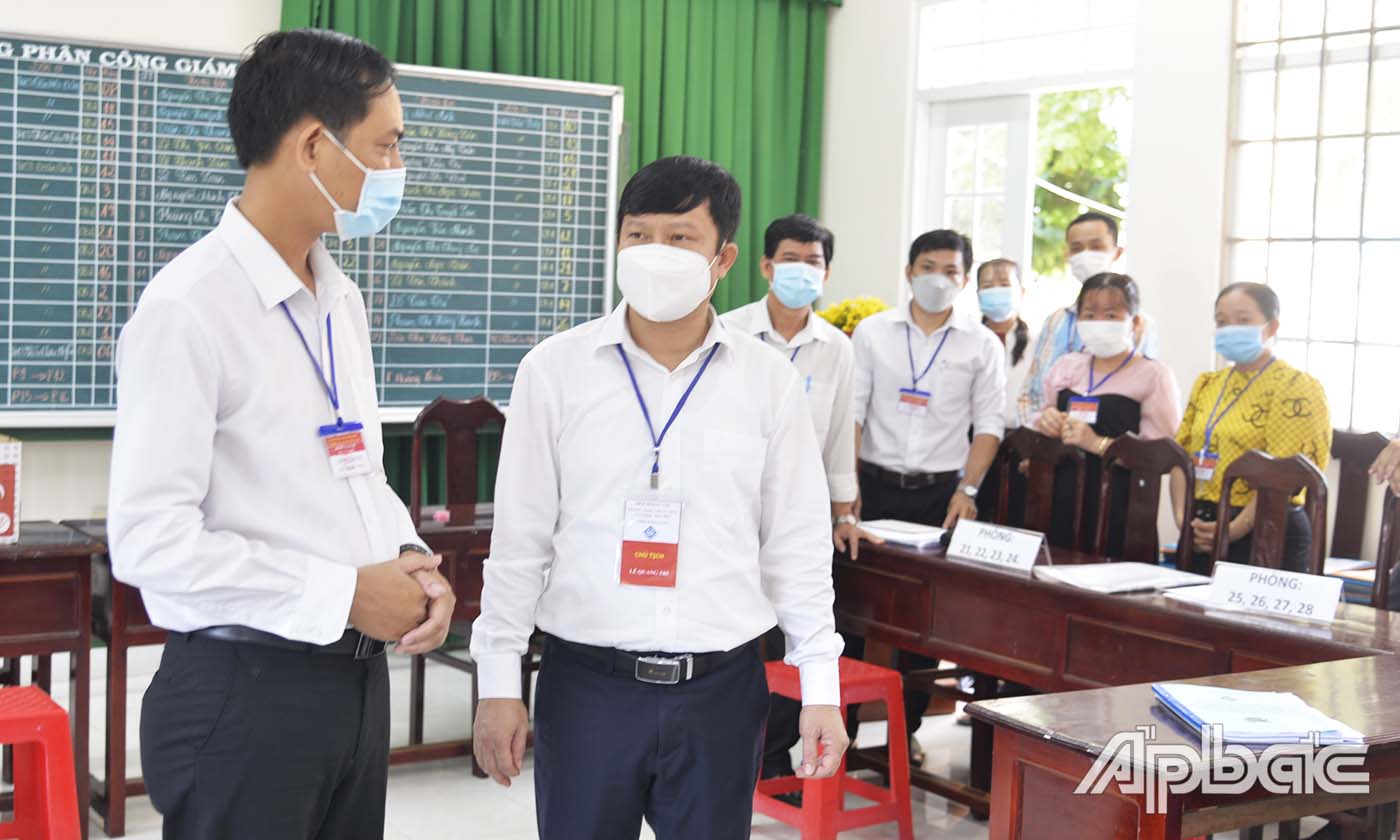 Đồng chí Lê Quang Trí kiểm tra công tác tổ chức thi tại Trường THPT Tân Hiệp, huyện Châu Thành.