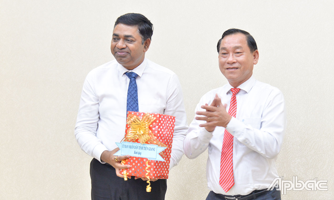 Đồng chí Nguyễn Văn Vĩnh tặng quà lưu niệm cho ngài Madan Mohan Sethi.