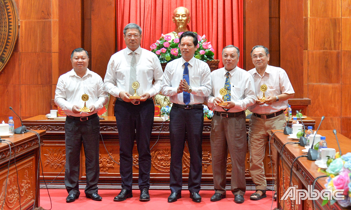Đồng chí Nguyễn Thành Diệu tặng biểu trưng tỉnh Tiền Giang cho lãnh đạo các đoàn.