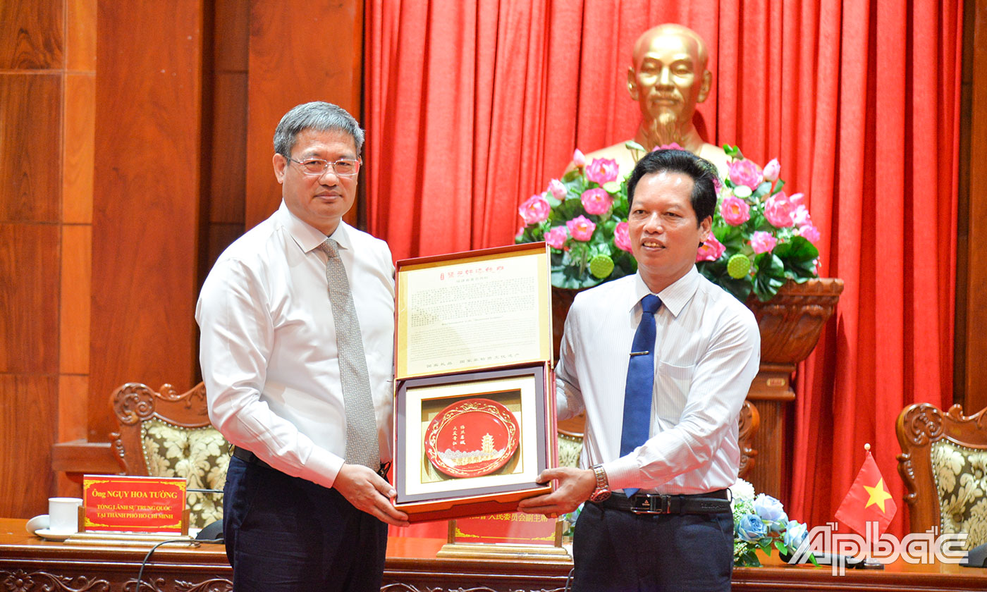 Ông Ngụy Hoa Tường tặng quà lưu niệm cho đồng chí Nguyễn Thành Diệu.