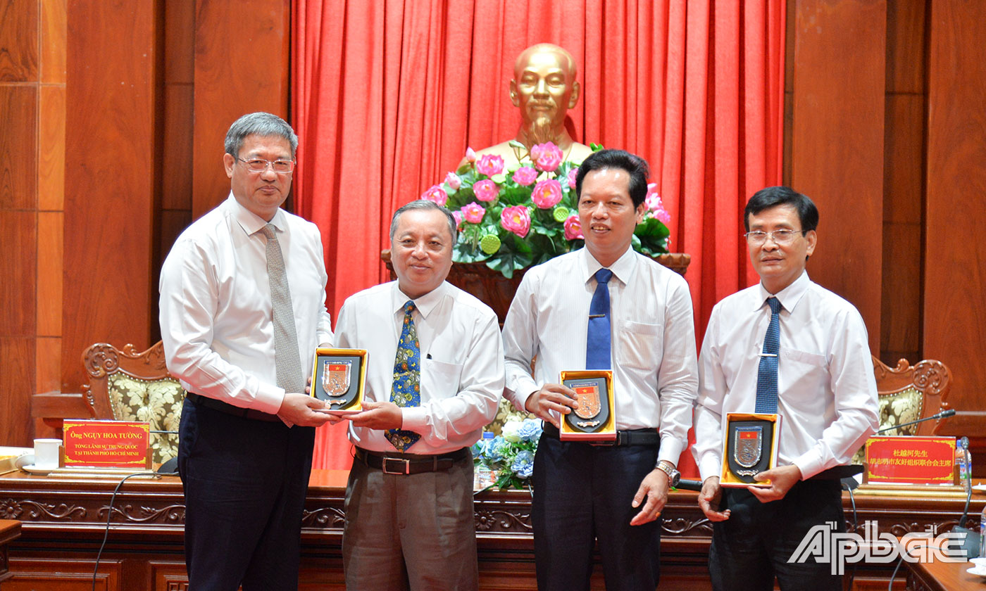 Ông Đỗ Việt Hà tặng huy hiệu Liên hiệp Các tổ chức hữu nghị TP. Hồ Chí Minh cho lãnh đạo Liên hiệp Các tổ chức hữu nghị tỉnh Tiền Giang và Tổng Lãnh sự quán Trung Quốc tại TP. Hồ Chí Minh.