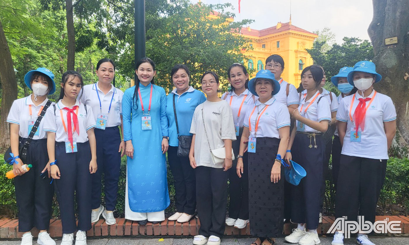 Đoàn của tỉnh Tiền Giang gồm: 2 đại biểu, 5 trẻ em mồ côi và 5 Mẹ đỡ đầu tiểu biểu của Hội Liên hiệp Phụ nữ tỉnh Tiền Giang tham dự sự kiện Trại hè Hoa hướng dương cho trẻ mồ côi năm 2023.