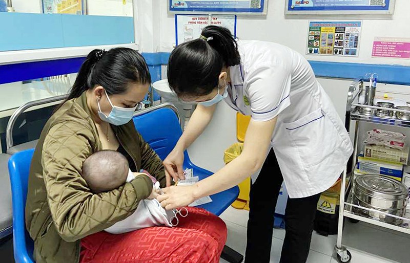 Tiêm vắc-xin cho trẻ em tại Trung tâm Kiểm soát bệnh tật tỉnh Quảng Ninh. (Ảnh NGUYỄN HUẾ)