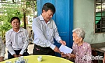 Đồng chí Nguyễn Ngọc Trầm thăm, tặng quà gia đình chính sách dịp 27-7