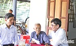 Đồng chí Nguyễn Văn Mười thăm, tặng quà gia đình chính sách tại huyện Cai Lậy