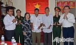 Trưởng Ban Tuyên giáo Trung ương Nguyễn Trọng Nghĩa tặng quà và nhà tình nghĩa tại Tiền Giang