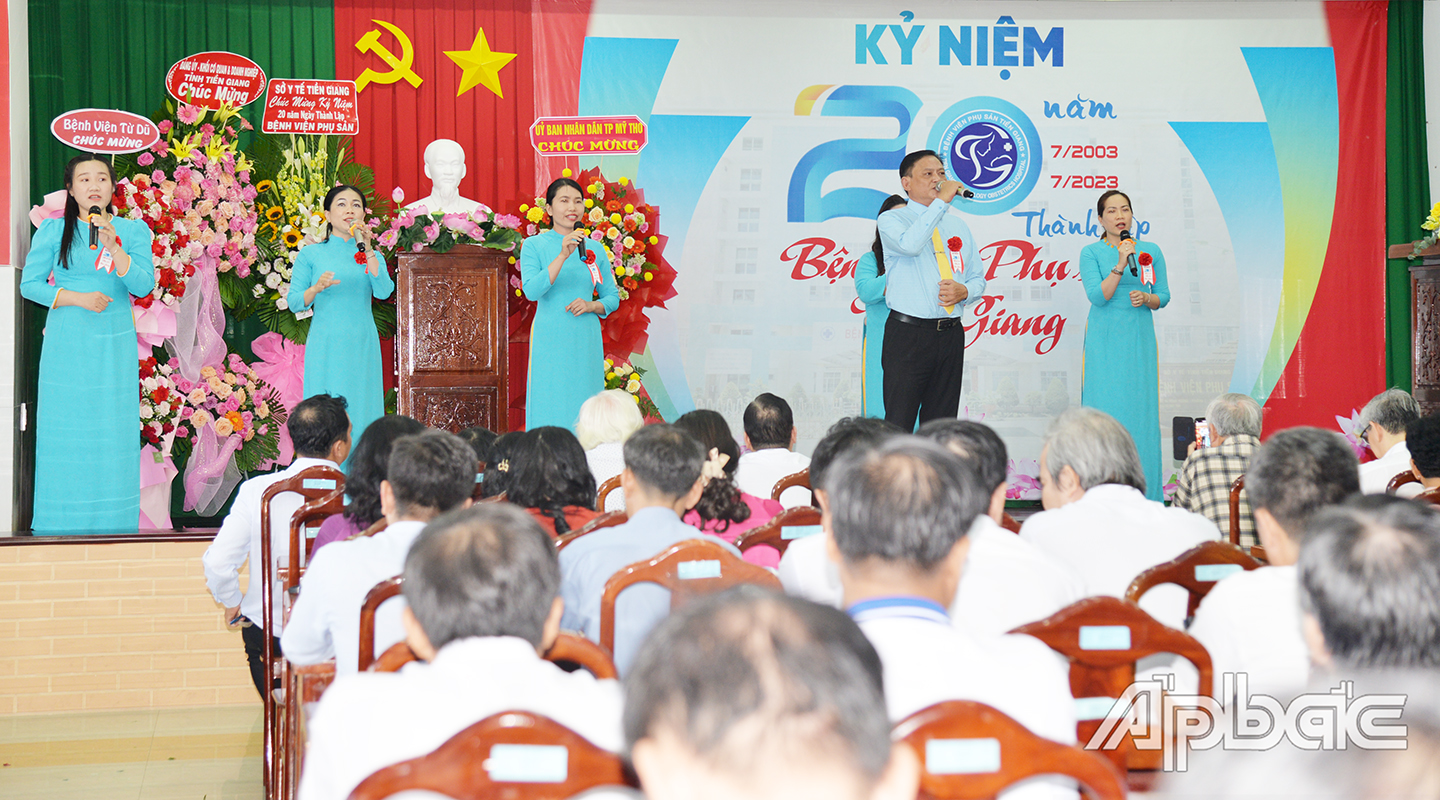 Lãnh đạo và viên chức Bệnh viện Phụ sản Tiền Giang tham gia chương trình văn nghệ chào mừng lễ kỷ niệm