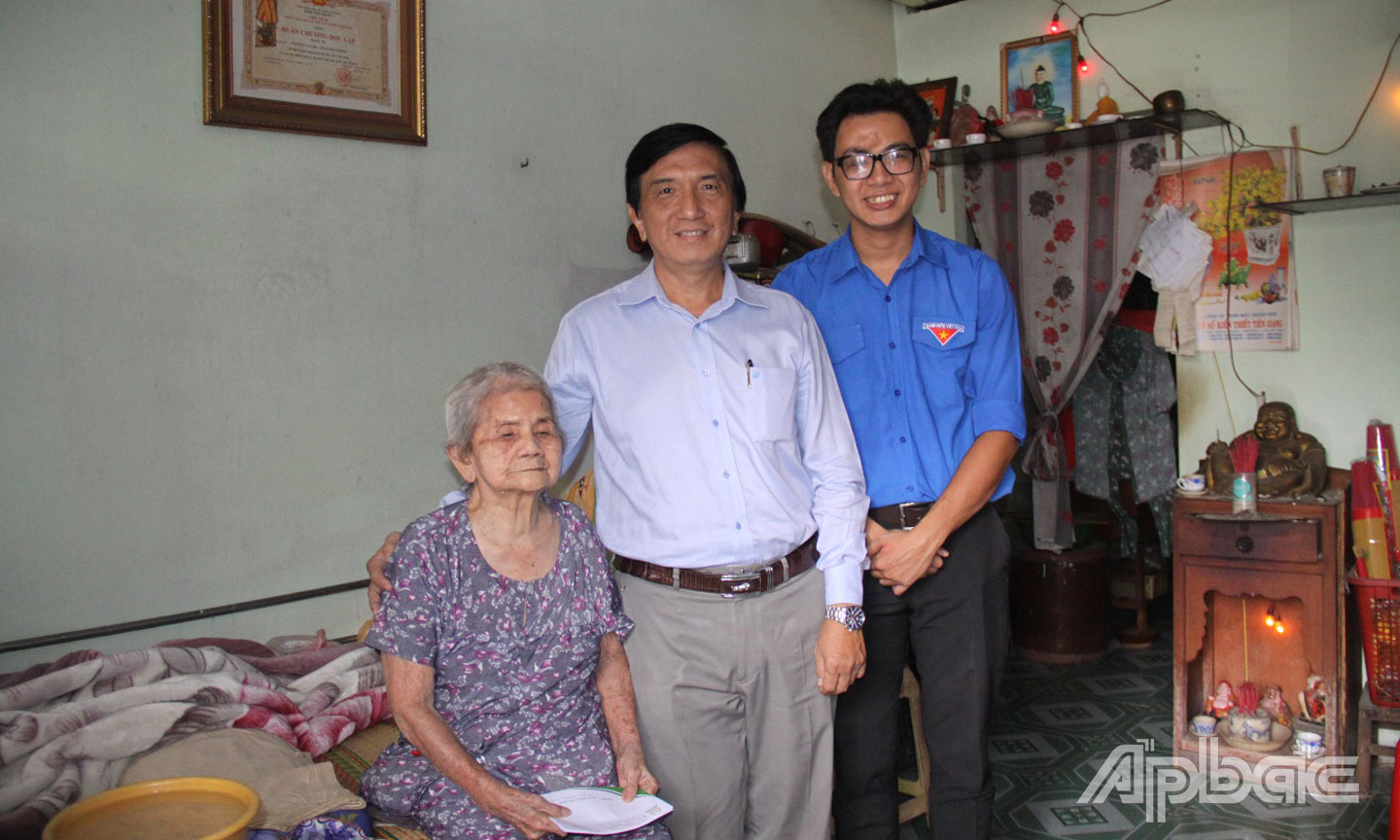 Đoàn đã đến thăm Mẹ Việt Nam Anh hùng Phan Thị Nghính ở tổ 5, ấp Mỹ An, xã Mỹ Phong, TP. Mỹ Tho.