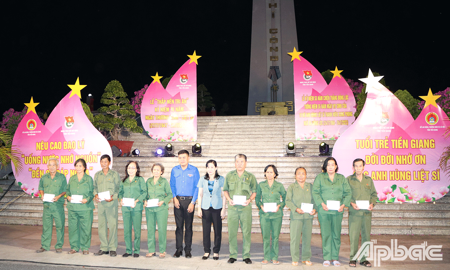 đồng chí: Châu Thị Mỹ Phương Ủy viên Ban Thường vụ Tỉnh ủy, Trưởng Ban Tuyên giáo Tỉnh ủy và đồng chí Nguyễn Quang Minh tặng quà cho các cựu thanh niên xung phong
