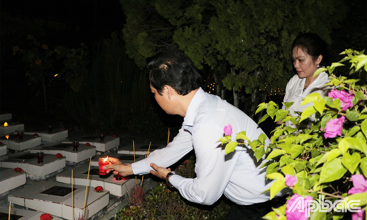 Đồng chi Nguyễn Thành Diệu Phó Chủ tịch UBND tỉnh Tiền Giang thắp nến trên từng phần mộ các anh hùng, liệt sĩ